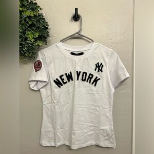 Pro Standard New York Yankees Classic Women’s Slim Fit Tee Size S
